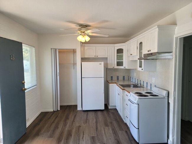 Building Photo - Cozy, partially remodeled 1 bedroom apartm...