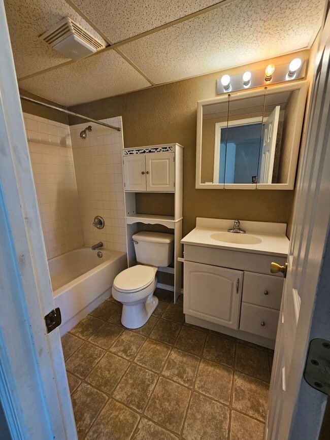 Building Photo - $1111 | 1BR/1BA | Cozy Lower Duplex Unit i...