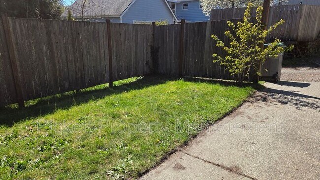 Building Photo - 1733 N Wycoff Ave