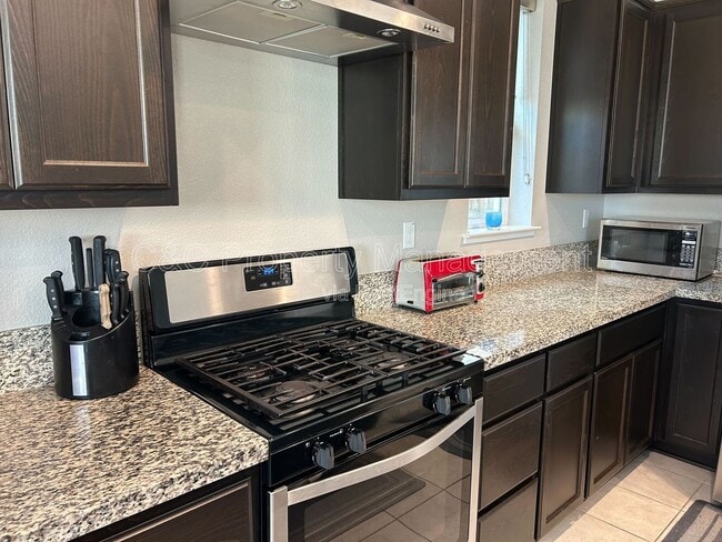 Building Photo - 5243 Comfrey St