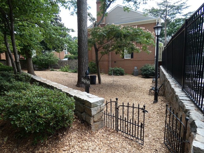 Building Photo - Charming townhome is gated community!