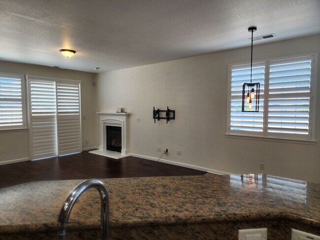 Building Photo - 1086 Silver Coyote Dr