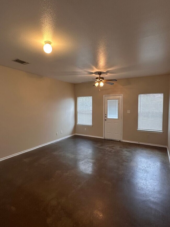 Building Photo - MOVE IN READY!