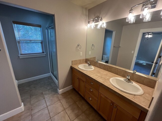 Building Photo - Beautiful and Spacious 4 Bed/2.5 Bath Home in NW Bend