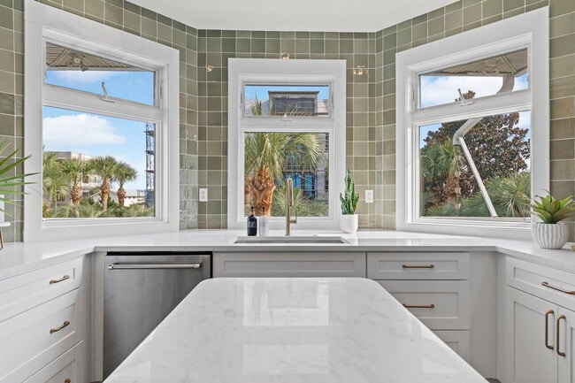 Building Photo - 169 Pompano St