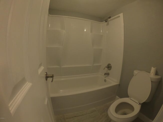 Building Photo - 2121 W Royal Palm Rd