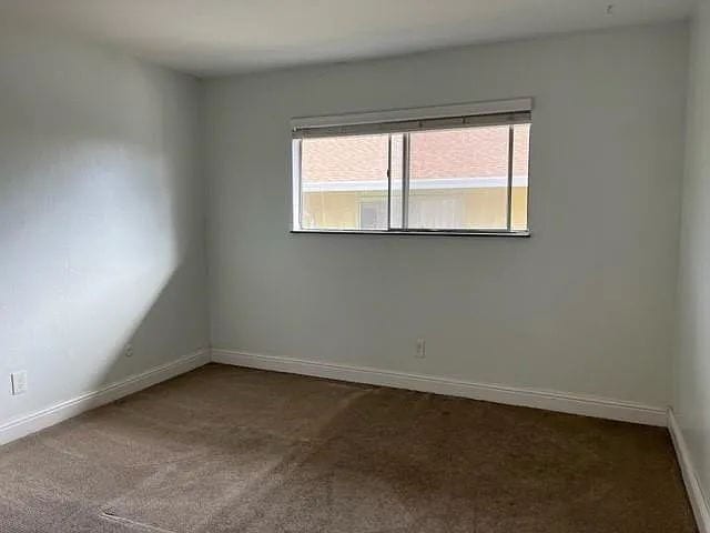 Building Photo - 2 bedroom 1 bth upper unit