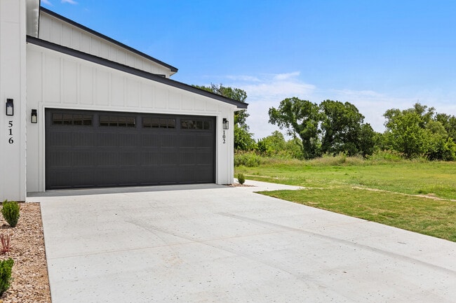 Building Photo - 516 Paso Fino St