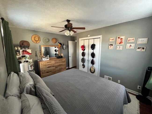 Building Photo - Home For Rent Bellevue.