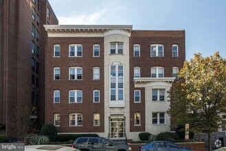 Building Photo - Spacious and Bright 2BR 2BA in DC Perfect ...