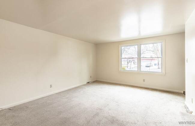 Building Photo - 140 Ayrault Dr