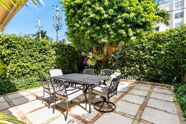 Building Photo - 380 Cocoanut Row