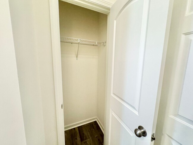 Building Photo - 3BD/2.5BTH Townhome - Belmont  self guided...