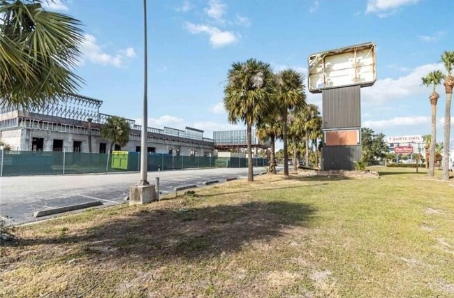 Building Photo - 7900 S Orange Blossom Trail