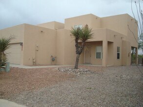 Building Photo - Cute Townhouse in Desirable Area- Close to...