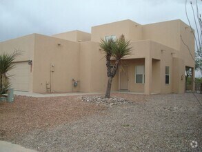 Building Photo - Cute Townhouse in Desirable Area- Close to...