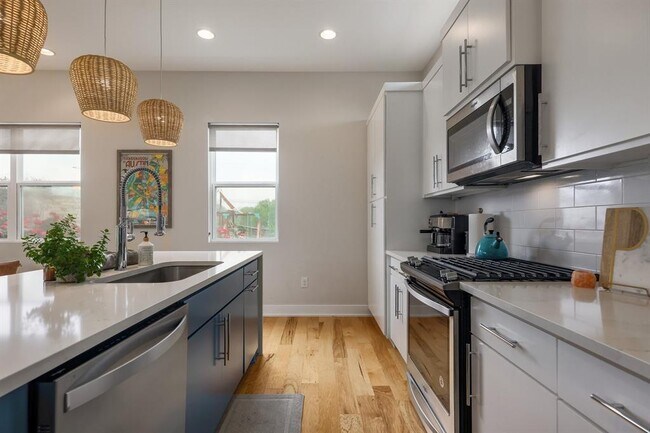 Building Photo - 7013 Boyle Dr