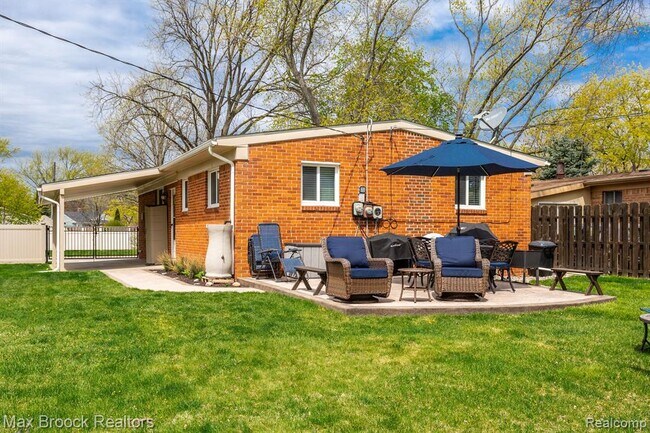 Building Photo - 3818 Edgeland Ave