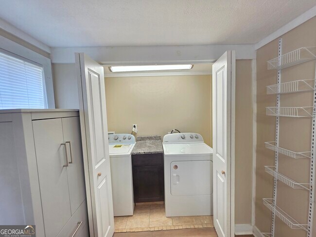 Building Photo - 1030 Dennis St