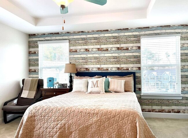 Building Photo - 3 bed, 2 1/2 End Unit Townhome with Open F...