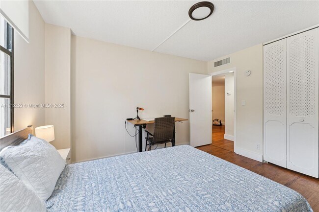 Building Photo - 3101 N Country Club Dr
