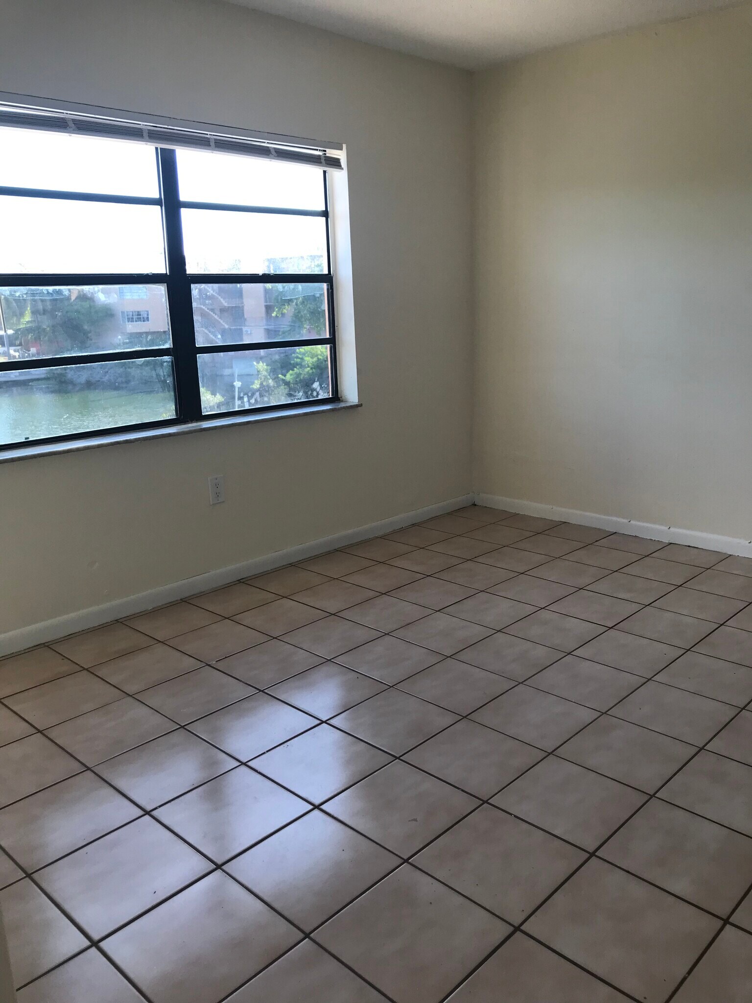 DEN - 1335 W 68th St