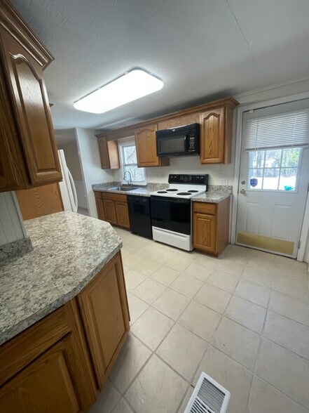 Kitchen, door to patio - 3302 Philadelphia Rd