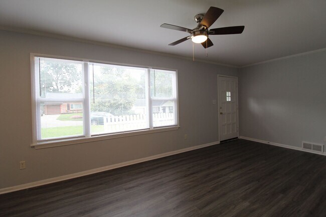 Building Photo - August FREE On This 3 Bedroom 1 Bath Home In Prairie Village
