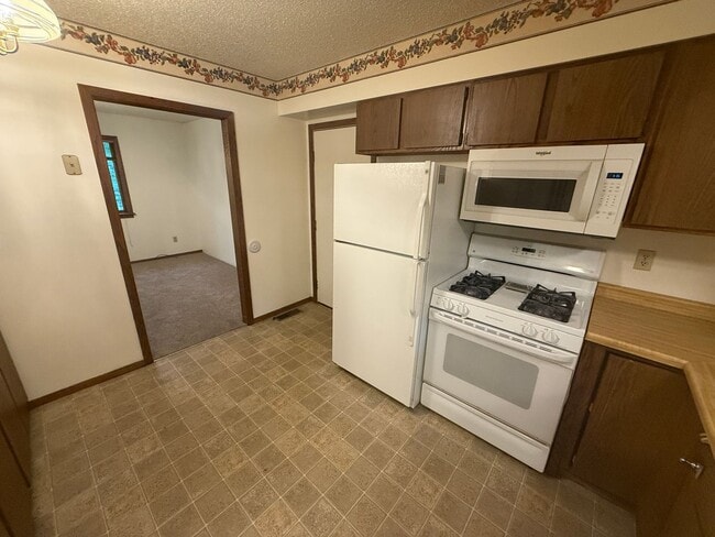 Building Photo - Three Bedroom - Two Bathroom Rambler in Bu...