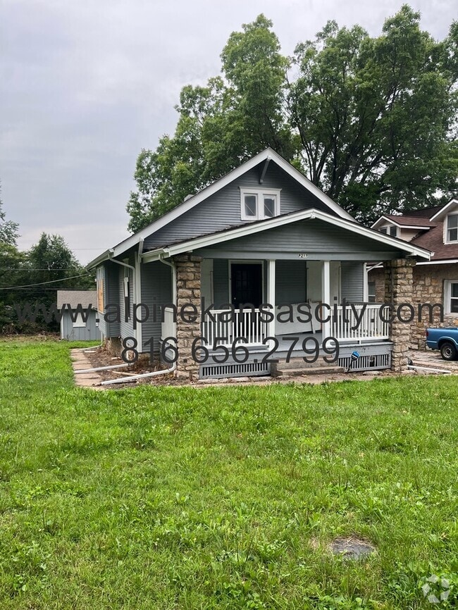 Building Photo - Updated Bungalow in Center District!