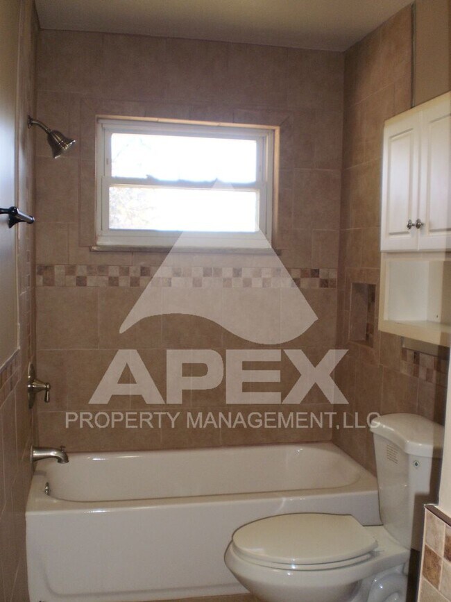 Building Photo - Nice 2 Bd - 1Ba Apartment in Fountain City w/1-Car Carport Parking - End Unit!