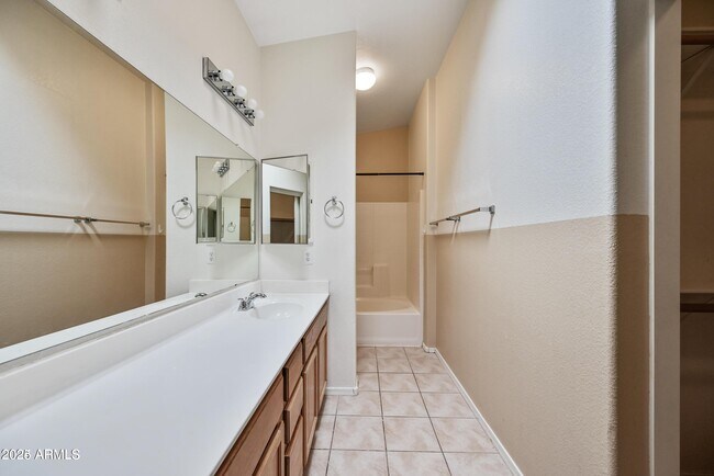 Building Photo - 81 S Criss Pl
