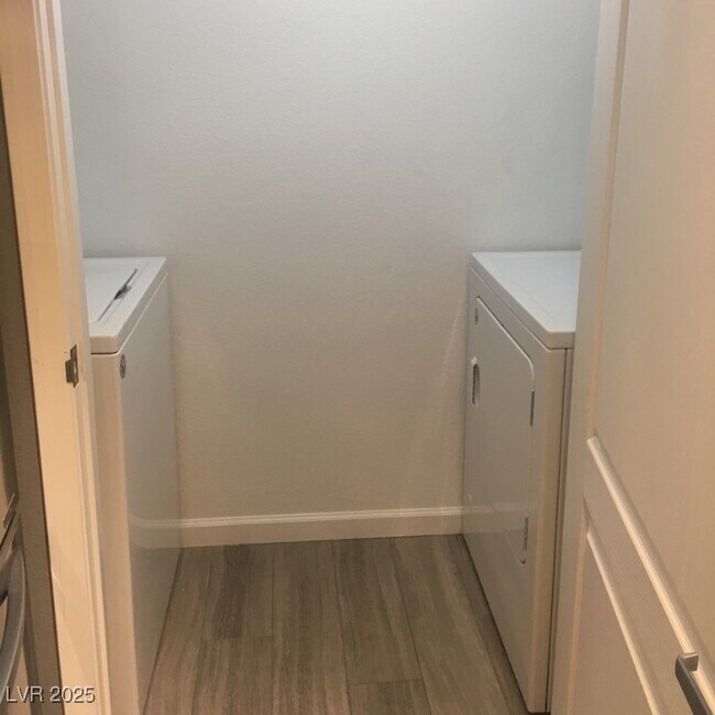 Building Photo - 950 Seven Hills Dr