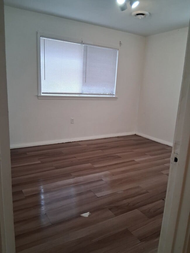 Building Photo - 3207 Longwood Dr