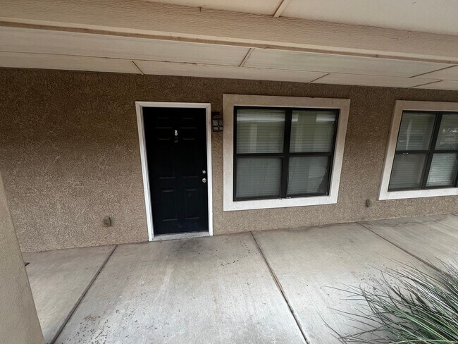 Building Photo - 1105 W 15th St