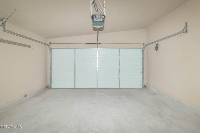 Building Photo - 14529 Jesus Almeida