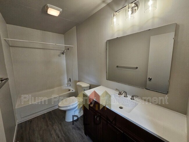 Building Photo - 809 Bulwer St