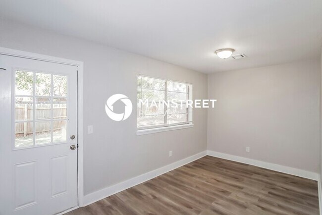 Building Photo - 3 Bedroom Pet-Friendly Home in Edmond, OK with Main Street Renewal