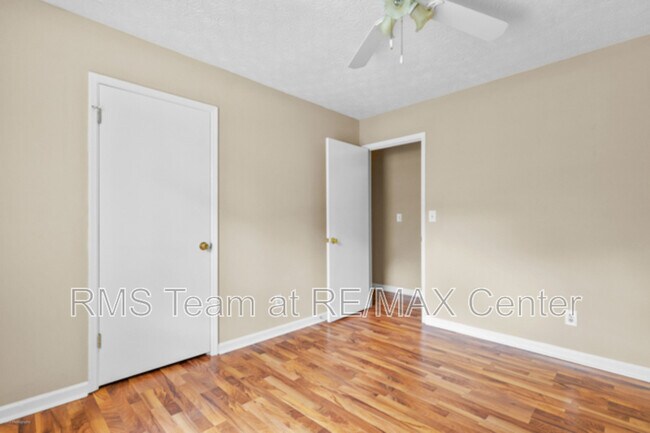 Building Photo - 625 Oxford Hall Dr SW