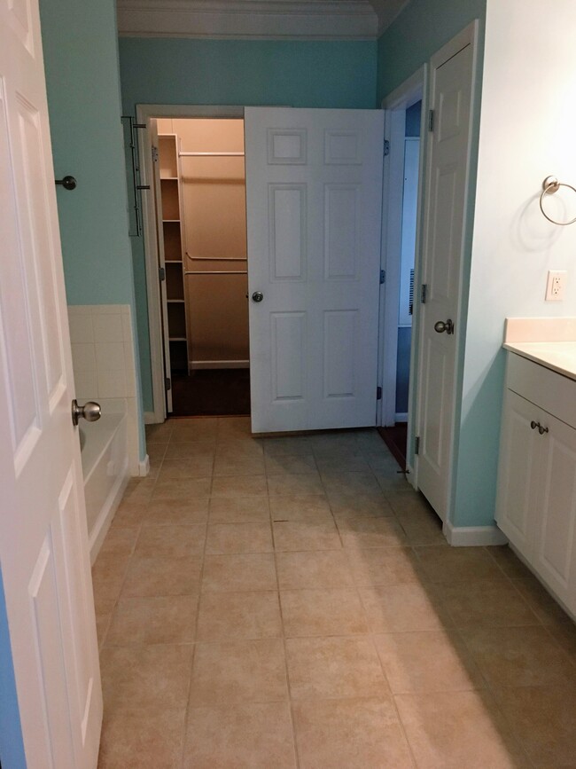 Main Bathroom (with 2 entrances) - 505 Sunset View Terrace SE