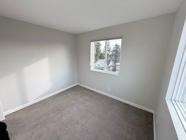 Building Photo - Top-Floor 3 Bed 2 Bath Condo in Fremont