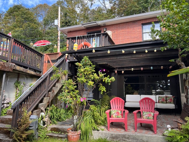 Building Photo - 4136 Beach Dr SW