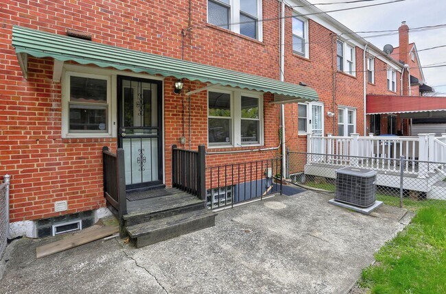 Building Photo - 3 Bedroom 2 Full Bath Row Home Minutes from Morgan State