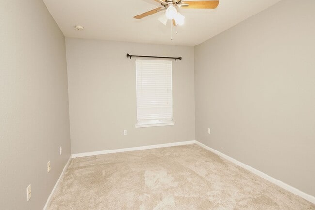 Building Photo - Central Niceville Location