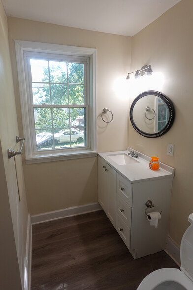 Master Bath - 994 Dill Ave SW