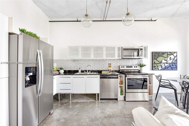 Building Photo - 10 SW South River Dr