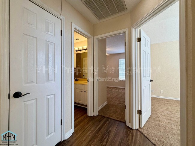 Building Photo - 1307 Adobe Run