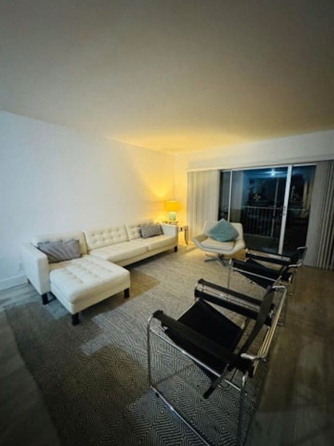 Building Photo - 2800 N Palm Aire Dr