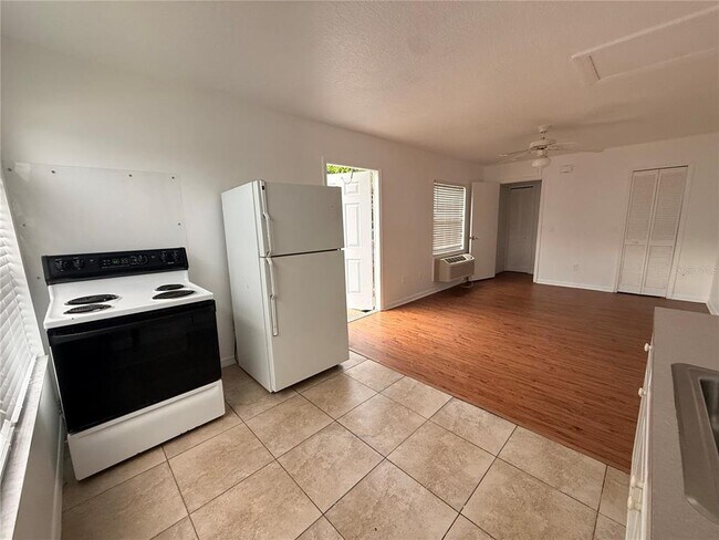 Building Photo - 527 Caribbean Dr