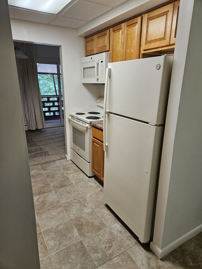 F34 Kitchen- Entry Side - Lake Club Apartments